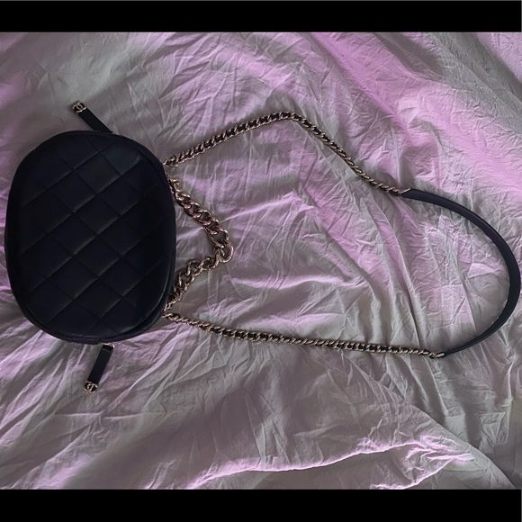 Fairly new Chanel bag - Picture 2 of 5